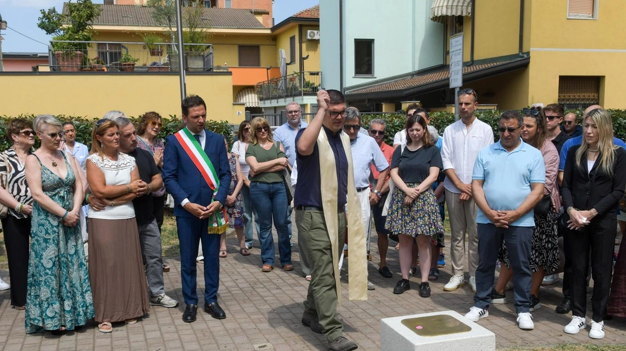 Il parroco Joseph Hili benedice la targa dedicata alla piccola Diana Dietro il sindaco Marco Segala e accanto a lui a sinistra Viviana Pifferi (zia della piccola) Il parroco Joseph Hili benedice la targa dedicata alla piccola Diana Dietro il sindaco Marco Segala e accanto a lui a sinistra Viviana Pifferi (zia della piccola)