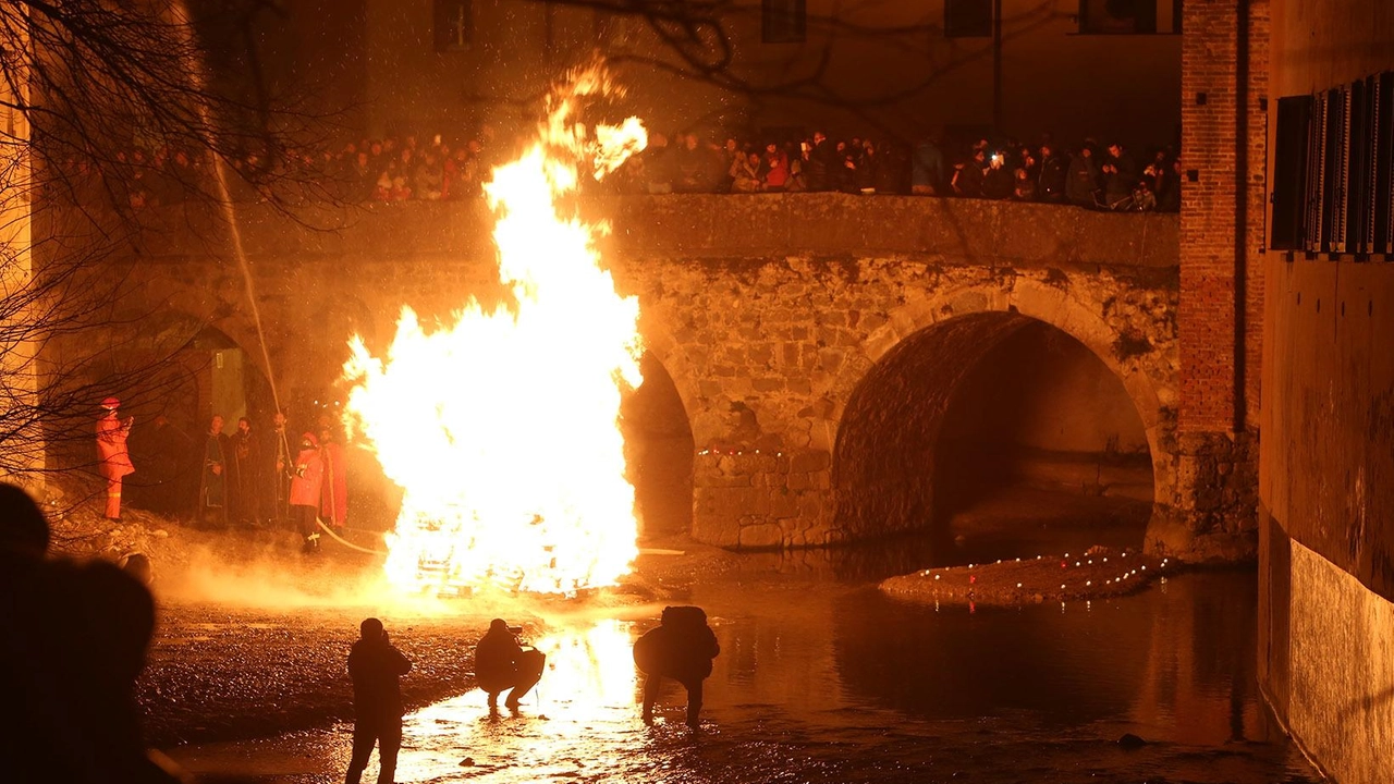 Ci saranno mostre di pittura, prove di tiro con l’arco, poesie in dialetto ma anche i videogiochi. Motofiaccolata e il suggestivo rogo nel torrente chiuderanno la manifestazione con un corteo in costume. Ci saranno mostre di pittura, prove di tiro con l’arco, poesie in dialetto ma anche i videogiochi. Motofiaccolata e il suggestivo rogo nel torrente chiuderanno la manifestazione con un corteo in costume.