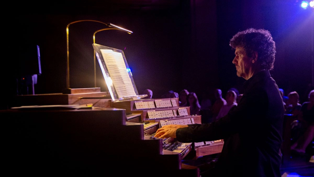 Roberto Olzer all'organo Roberto Olzer all'organo