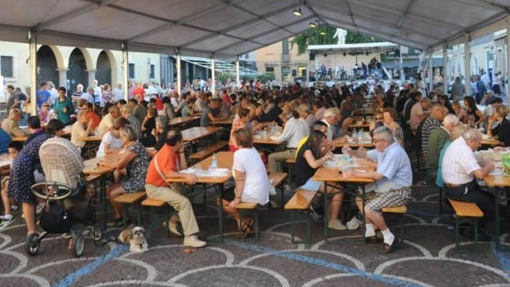È partita l’estate dei tortelli. Piatto preferito dai cremaschi, ormai diventato internazionale con migliaia di turisti che arrivano per assaggiarli.... È partita l’estate dei tortelli. Piatto preferito dai cremaschi, ormai diventato internazionale con migliaia di turisti che arrivano per assaggiarli....