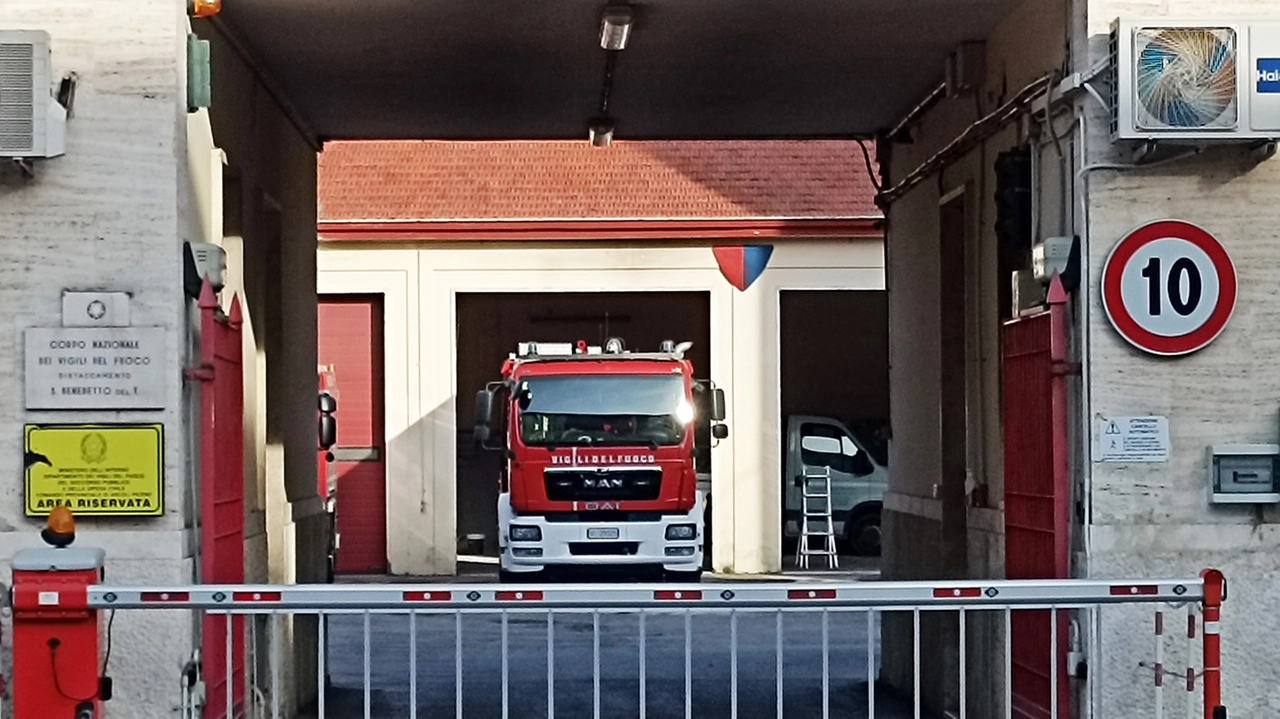 I vigili del fuoco sono intervenuti alla scuola elementare Bortolotti a Fornaci di Brescia per il crollo di una parte del soffitto I vigili del fuoco sono intervenuti alla scuola elementare Bortolotti a Fornaci di Brescia per il crollo di una parte del soffitto
