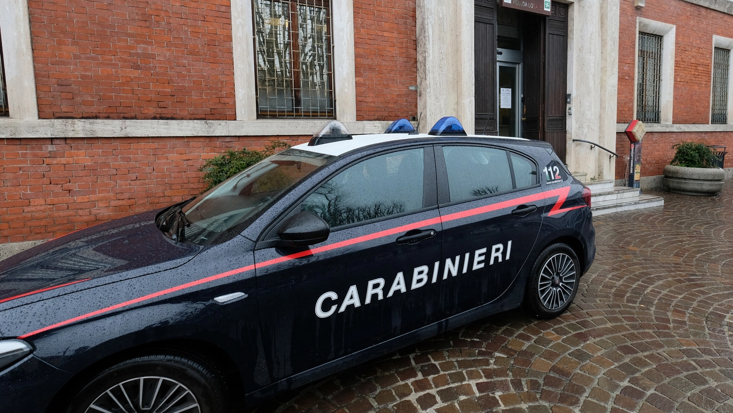 I carabinieri del Ros durante la perquisizione in municipio a Limbiate