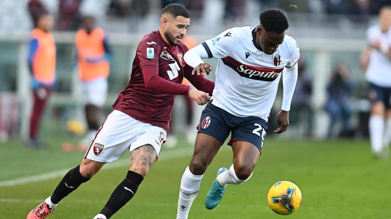 Antonio Sanabria (27 anni, a sinistra) in un duello con. John Lucumi durante la sfida dello scorso campionato tra Torino e Bologna