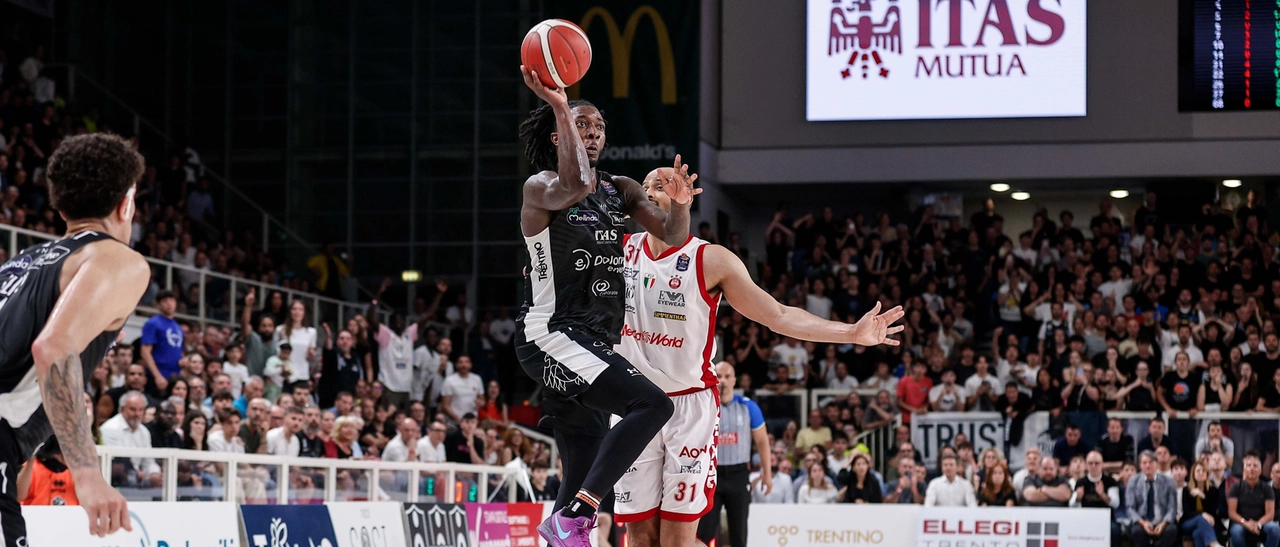 Olimpia Milano beffata a Trento sulla sirena: 70-67, serie in parità