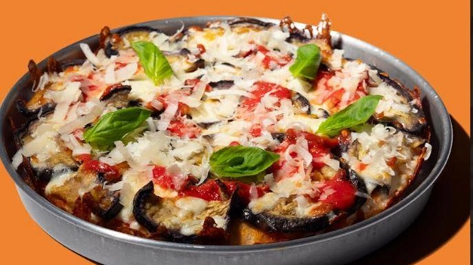 La pizza al tegamino “Parmigiana“ una delle novità da scoprire nel menu di Tegamino’s in viale Bligny a Milano
