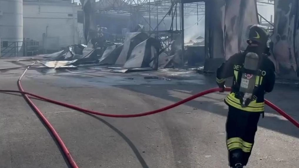 Prima un’esplosione poi le fiamme e in pochi minuti una colonna di fumo nero visibile a diversi chilometri di distanza