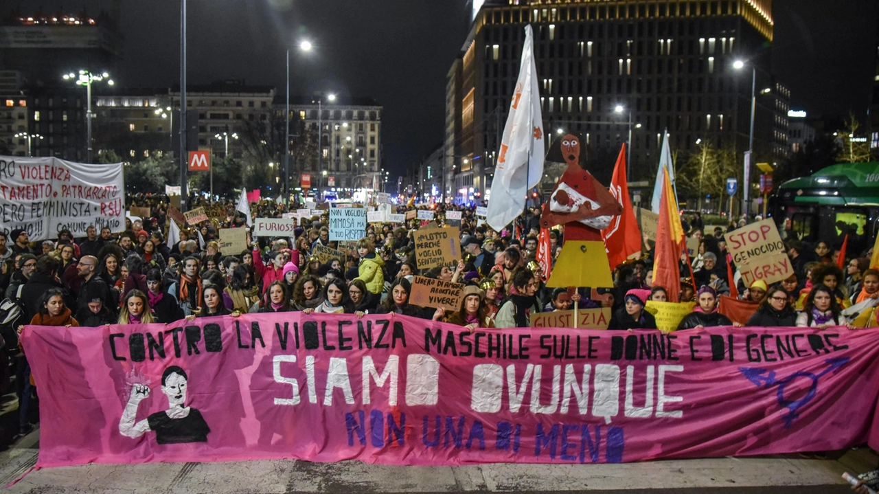 Il corteo contro la violenza di genere organizzato l’8 marzo 2023 a Milano da 'Non una di Meno Il corteo contro la violenza di genere organizzato l’8 marzo 2023 a Milano da 'Non una di Meno
