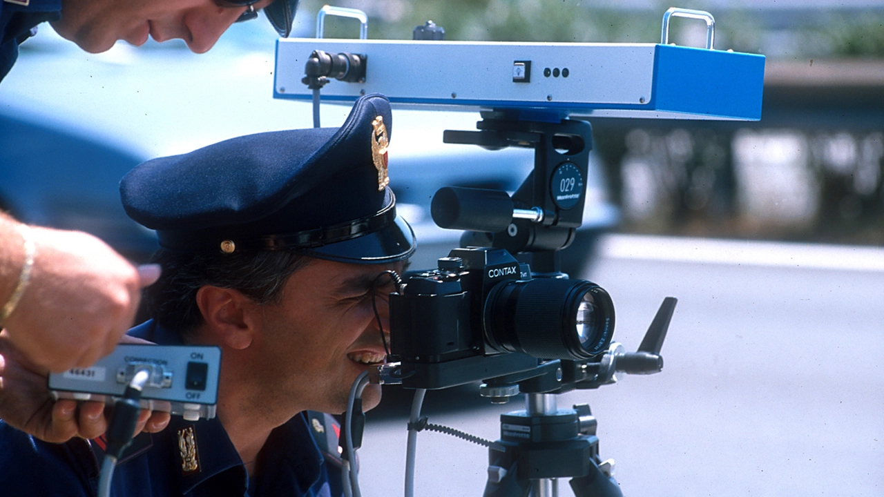 Un controllo della velocità da parte degli agenti della Stradale (Immagine d'archivio) Un controllo della velocità da parte degli agenti della Stradale (Immagine d'archivio)
