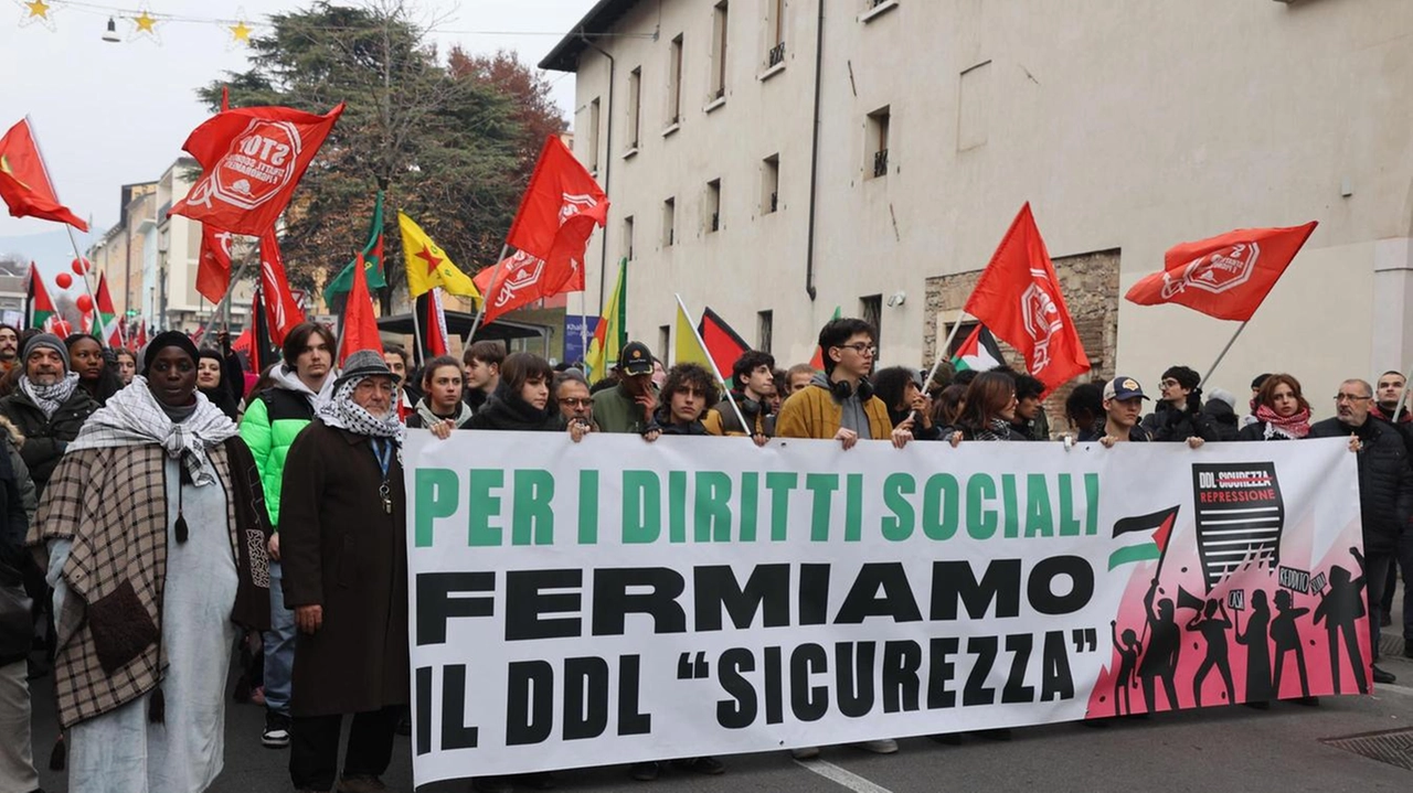 Dai microfoni degli attivisti l’appello «alla maggioranza sociale che non si sente rappresentata dalla classe politica al governo» Dai microfoni degli attivisti l’appello «alla maggioranza sociale che non si sente rappresentata dalla classe politica al governo»