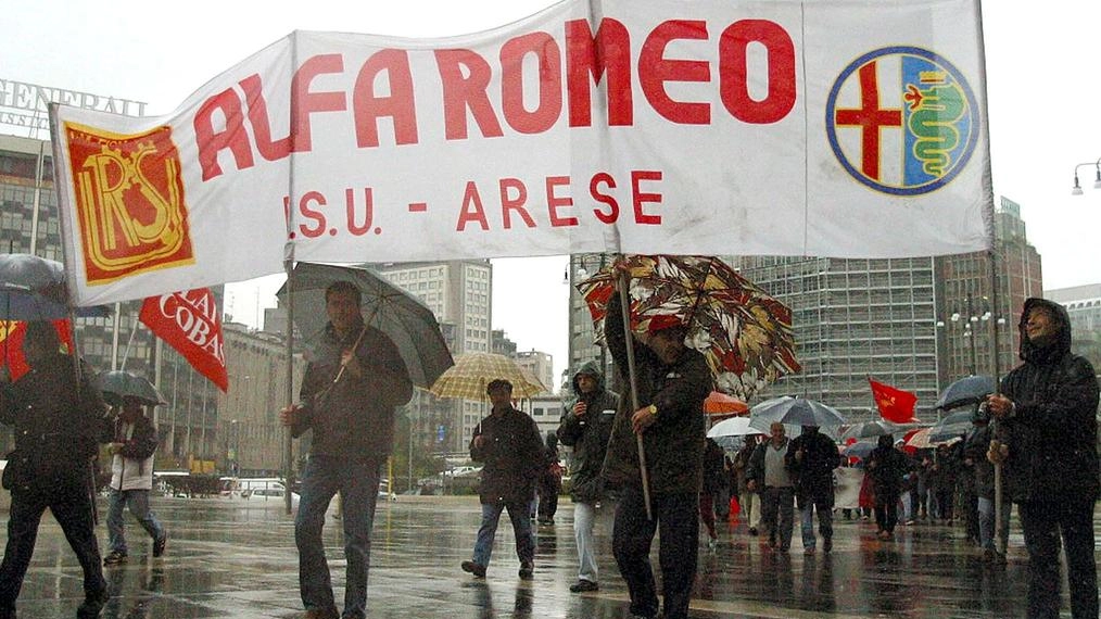 Una delle numerose manifestazioni dei dipendenti Alfa Romeo un tempo numerosi nella fabbrica aresina Una delle numerose manifestazioni dei dipendenti Alfa Romeo un tempo numerosi nella fabbrica aresina