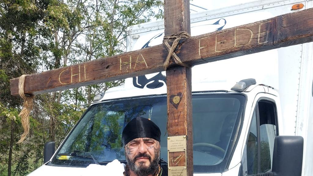 da rozzano a roma a piedi croce in spalla per salutare il papa