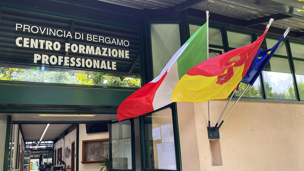 Provvidenziale disponibilità e utilizzo del defibrillatore da parte di prof e assistente guidati dai soccorritori