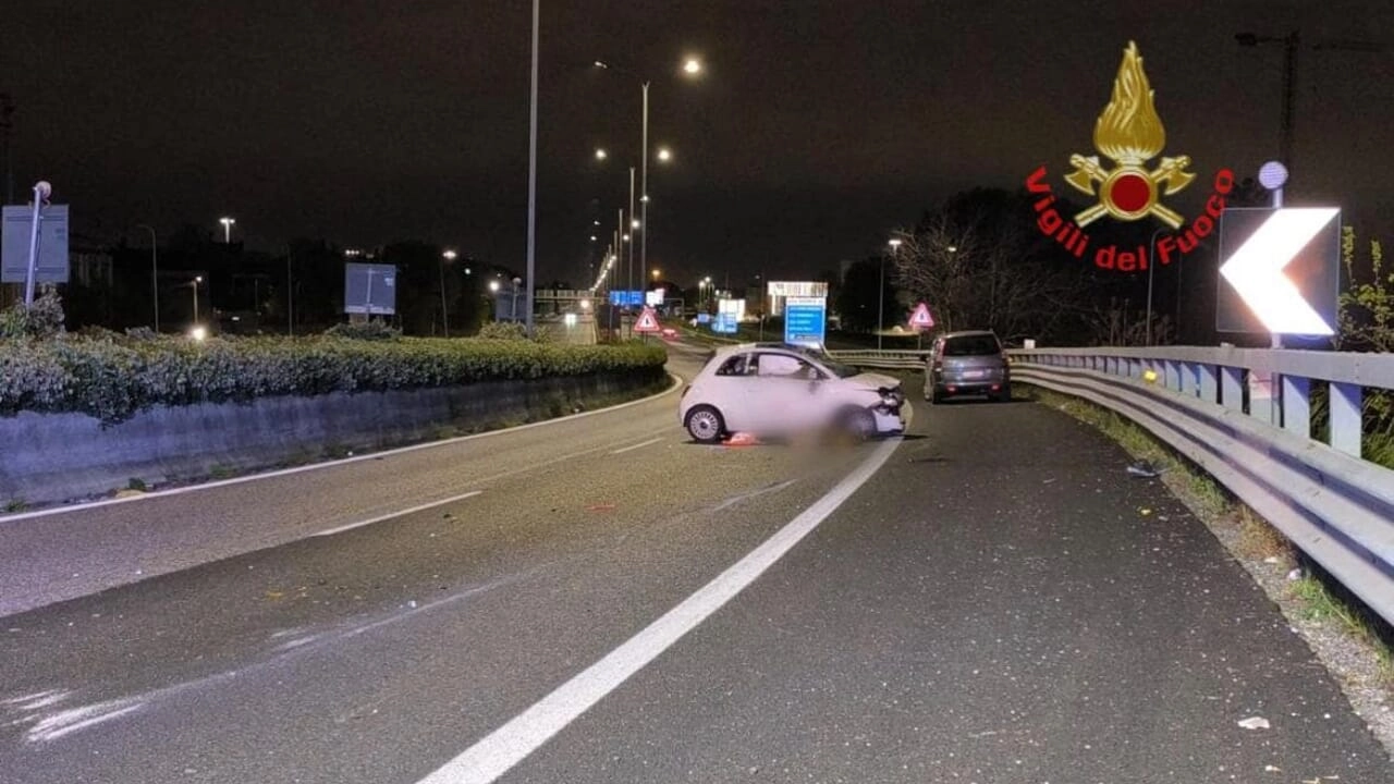 Tragico incidente stradale, nella serata di domenica 6 aprile, lungo la Statale 36 Valassina, in direzione sud, all’altezza SS 36 del tratto Giussano-Verano Paina (Foto dei vigili del fuoco)