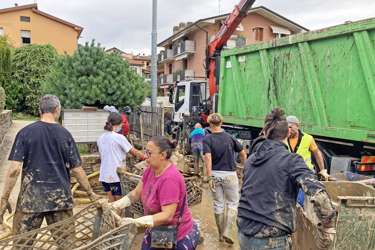 Cittadini al lavoro dopo l'alluvione dei primi di settembre