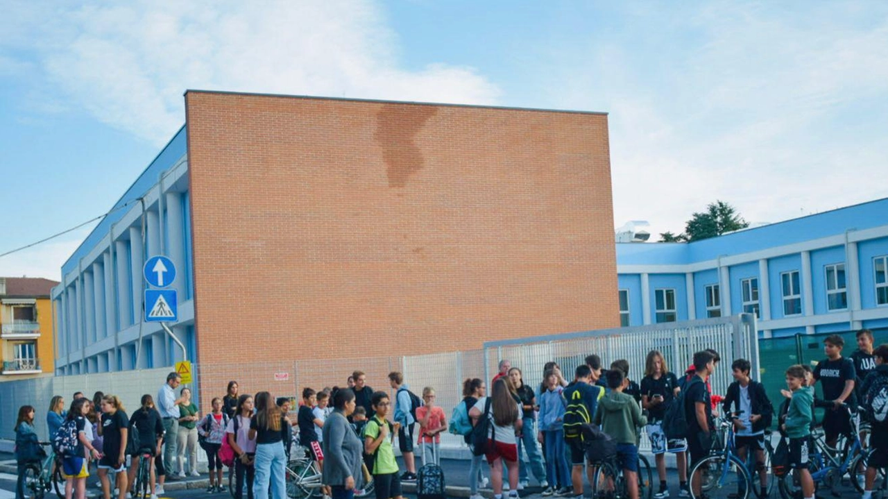 Inauguarato l’anno scolastico nella nuova scuola Mancano ancora i lavori all’esterno ma il plesso è in sicurezza Inauguarato l’anno scolastico nella nuova scuola Mancano ancora i lavori all’esterno ma il plesso è in sicurezza