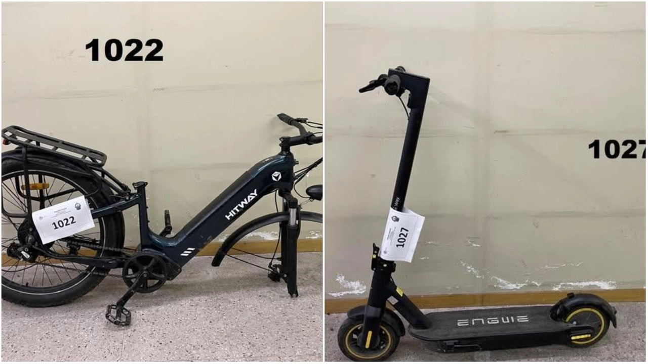Le foto di due mezzi della polizia locale pubblicati sulla pagina facebook "Bici rubate e ritrovate"