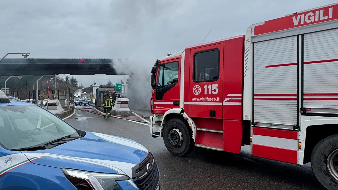 Sul posto sono arrivati vigili del fuoco e polizia stradale (foto di repertorio) Sul posto sono arrivati vigili del fuoco e polizia stradale (foto di repertorio)
