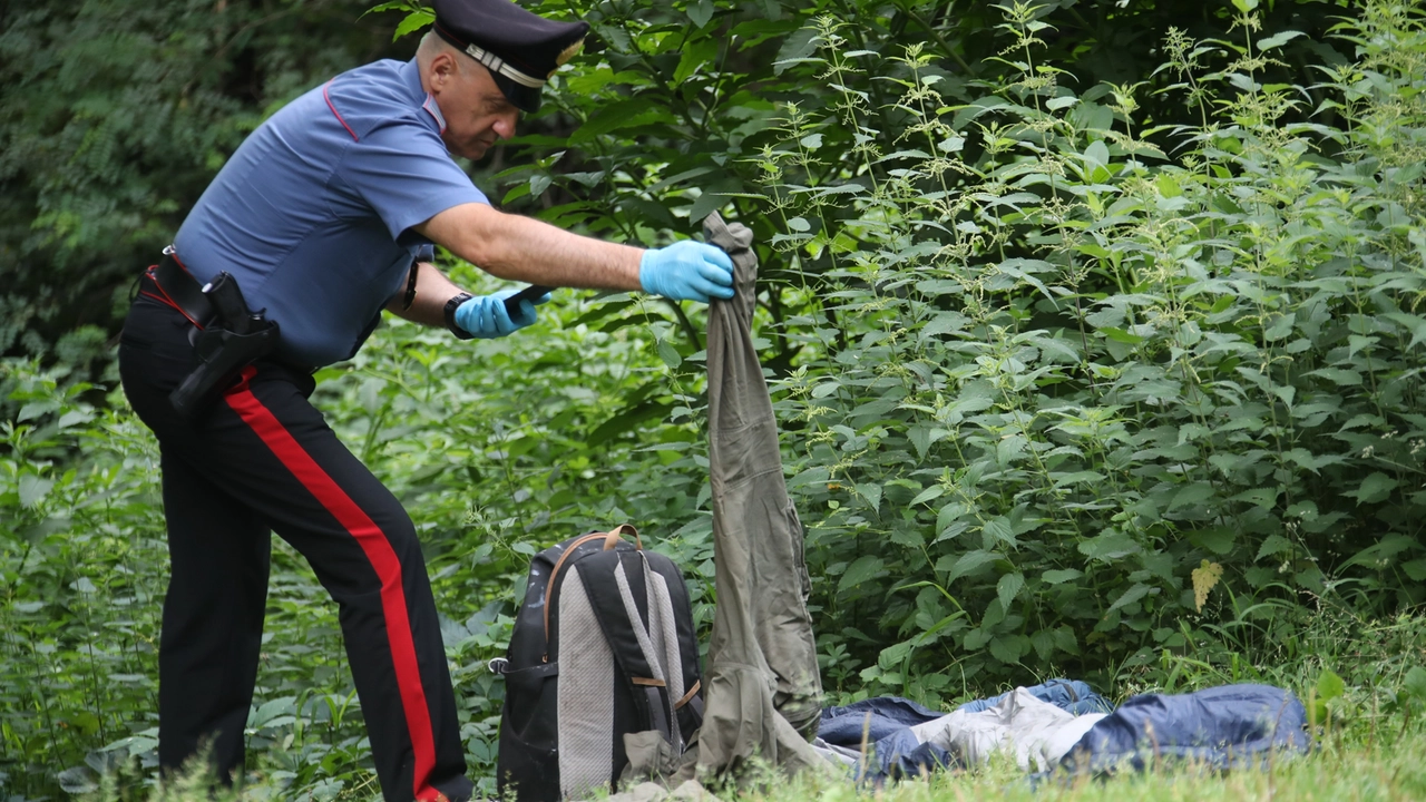 I carabinieri sul luogo della sparatoria I carabinieri sul luogo della sparatoria