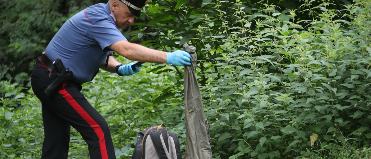 Violenta sparatoria nei boschi di Postalesio, giovane ferito suona ai residenti coperto di sangue: “Aiutatemi”
