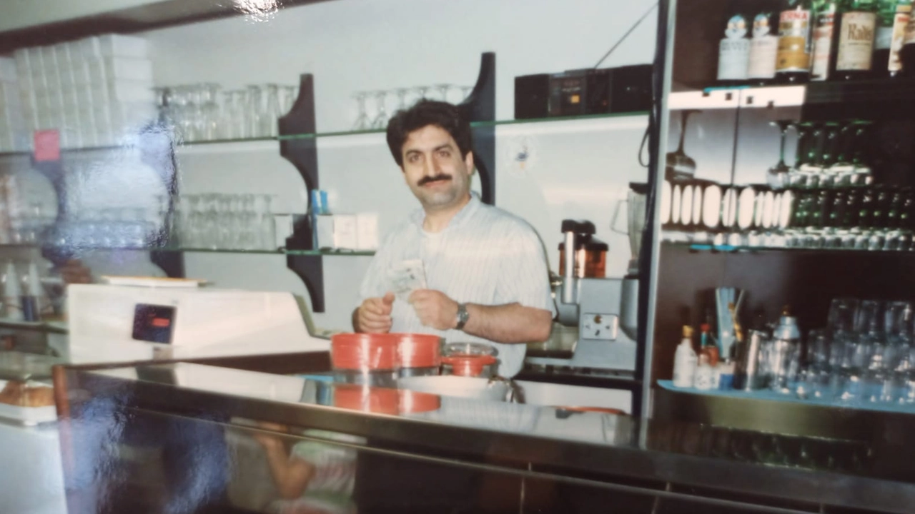 In alto: Santamaria oggi. A lato: dietro il bancone della Tosi Ciuen negli anni Settanta Oltre all’insegna ancora conserva le tazzine storiche In alto: Santamaria oggi. A lato: dietro il bancone della Tosi Ciuen negli anni Settanta Oltre all’insegna ancora conserva le tazzine storiche