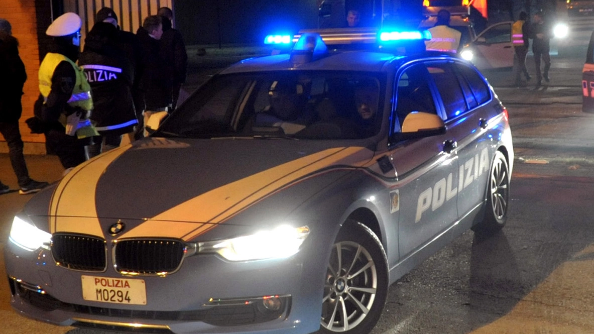 Sul posto è intervenuta una Volante del commissariato Scalo romana insieme al 118 Sul posto è intervenuta una Volante del commissariato Scalo romana insieme al 118