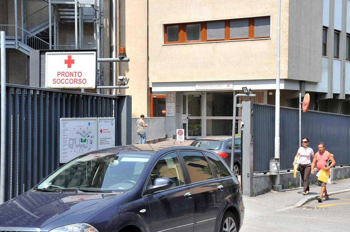 Serata da incubo al pronto soccorso di Como: un uomo molesta pazienti e medici, poi si spoglia e fa i bisogni per terra