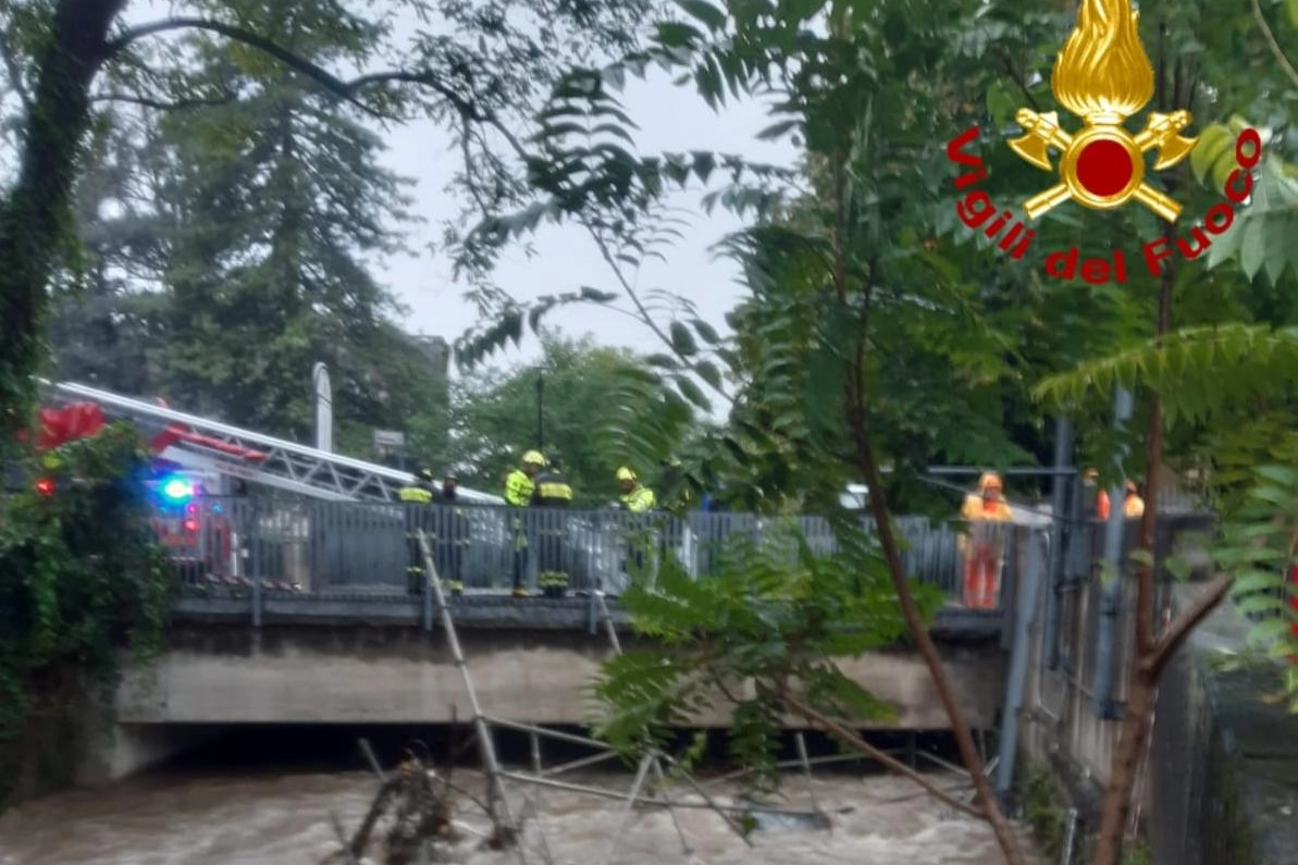  MILANO. PONTEGGIO METALLICO NEL SEVESO RIMOSSO DAI VIGILI DEL FUOCO /FOTO INTERVENTO RIUSCITO A PADERNO DUGNANO DEL SOCCORSO SPELEO ALPINO FLUVIALE(FOTO 1 di 1)