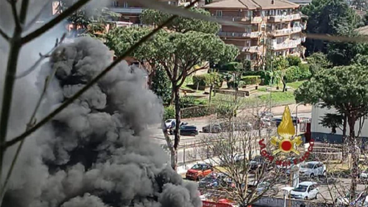 Non risultano feriti. Vetri in frantumi