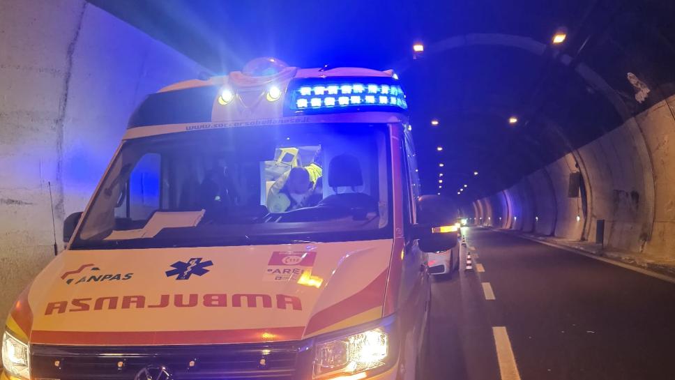 incidente a bellano da hong kong per il giro del lago in moto 25enne si schianta in galleria sulla statale 36