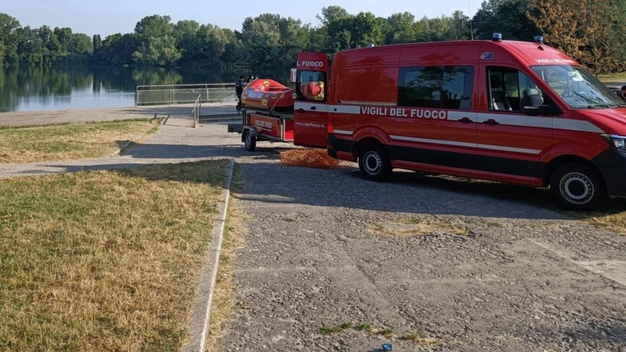 I vigili del fuoco intervenuti ieri all’alba al Parco delle Cave I vigili del fuoco intervenuti ieri all’alba al Parco delle Cave
