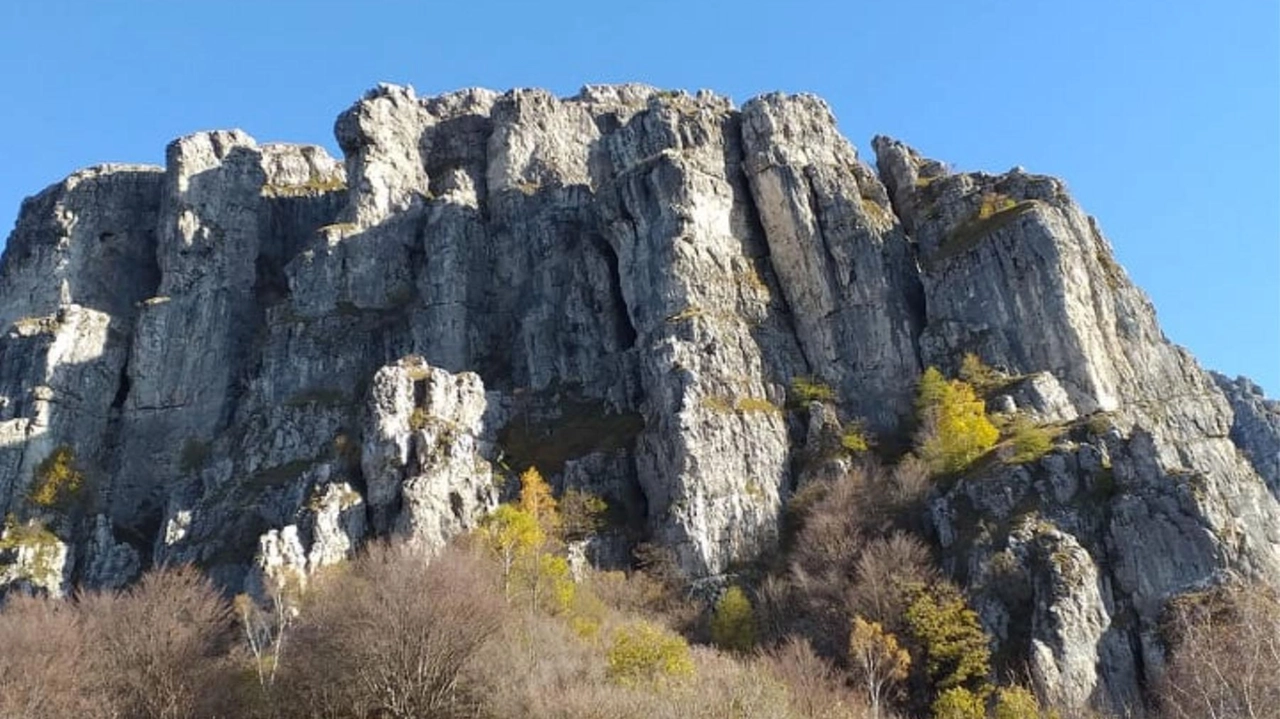 Ferrata chiusa per esercitazione. La Ferrata del Centenario sul Resegone e il sentiero attrezzato del caminetto al Passo del Fo... Ferrata chiusa per esercitazione. La Ferrata del Centenario sul Resegone e il sentiero attrezzato del caminetto al Passo del Fo...