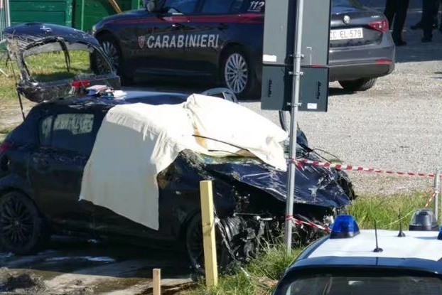 La Nissan di Stefano Del Re e della compagna Lorena Vezzosi recuperata dai vigili del fuoco