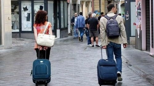 Turisti con un trolley