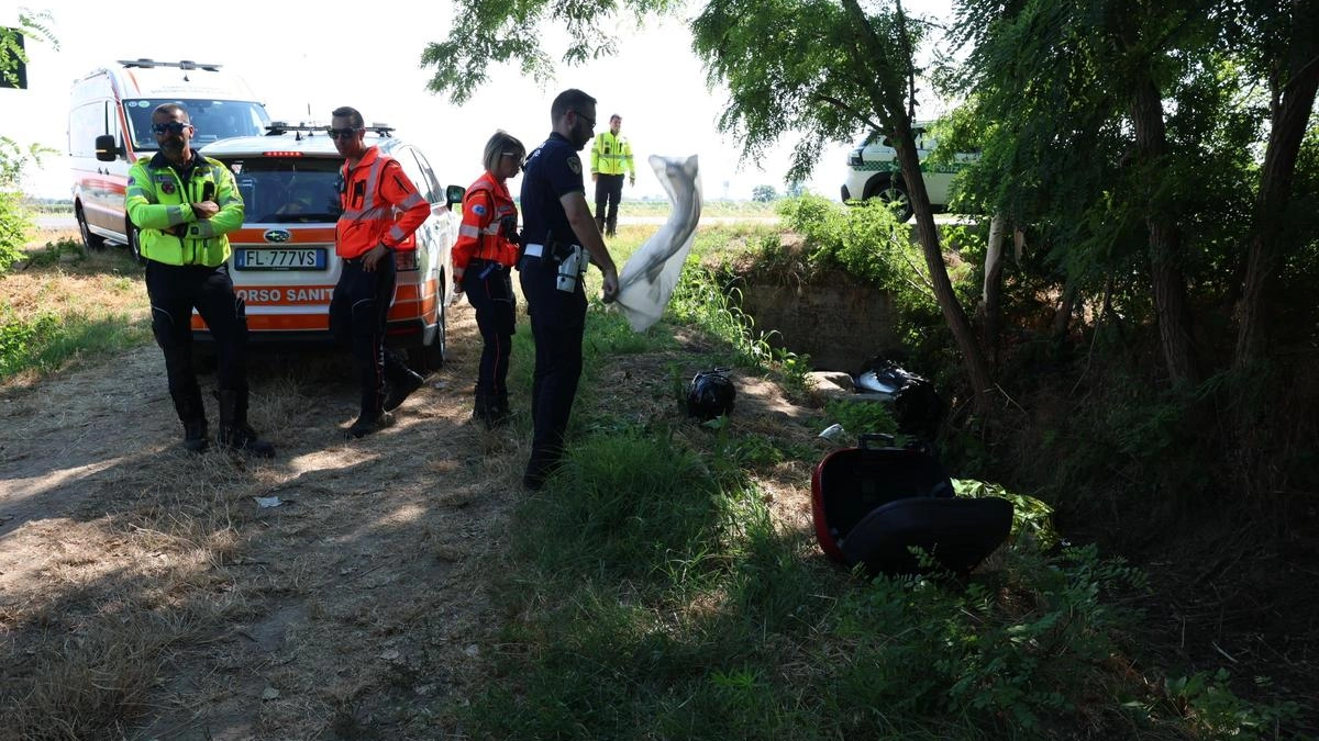 Garlasco, inutili i soccorsi per un anziano di 77 anni residente a Gambolò. Era in sella ad un Tmax che a causa del tremendo botto si è spezzato in due.