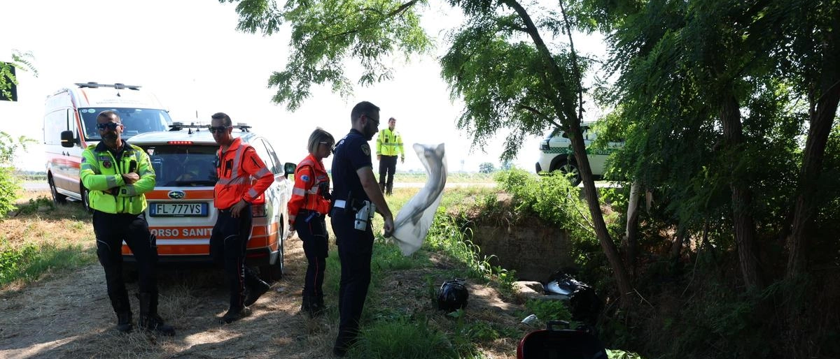 Schianto dopo un sorpasso. Muore contro un albero