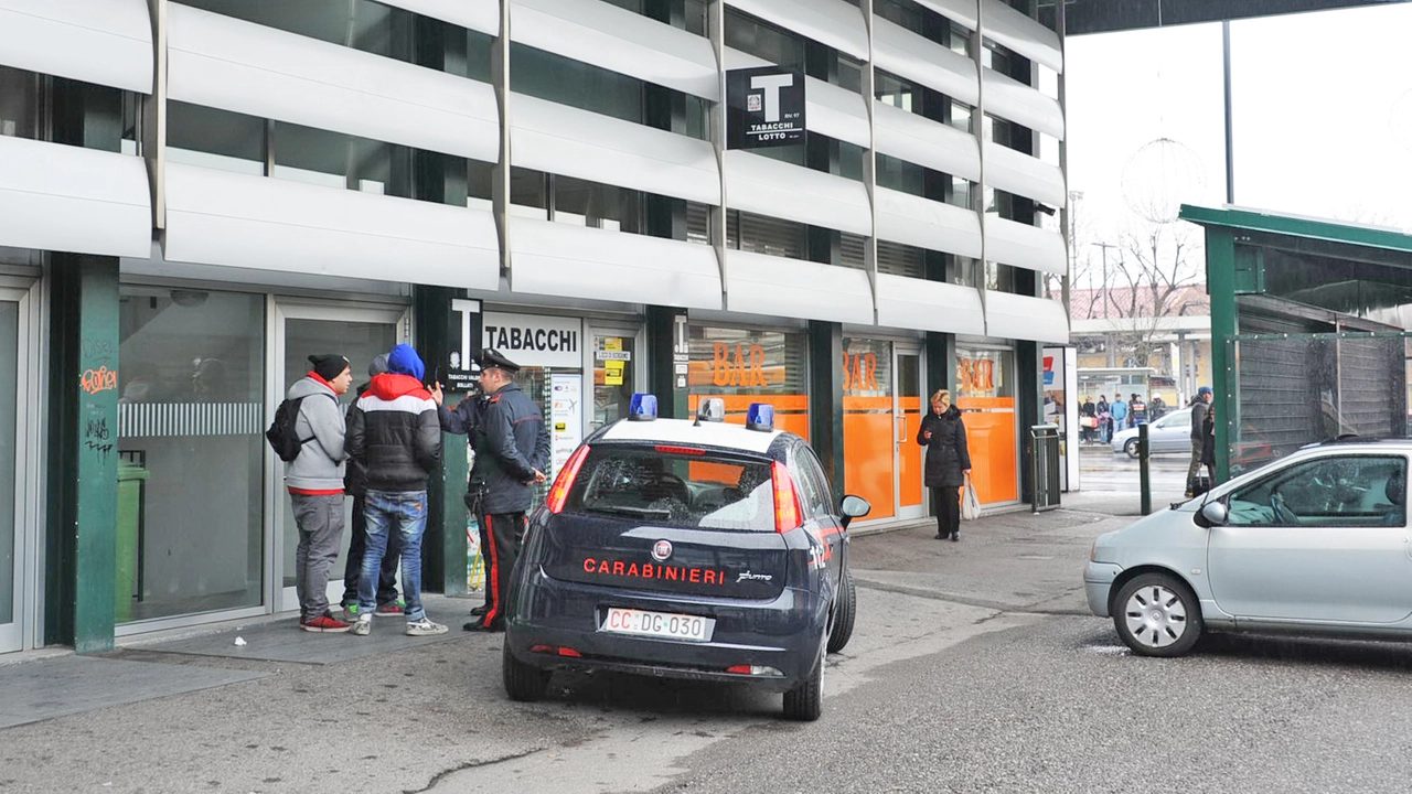 Controlli dei carabinieri nella zona delle stazioni Controlli dei carabinieri nella zona delle stazioni