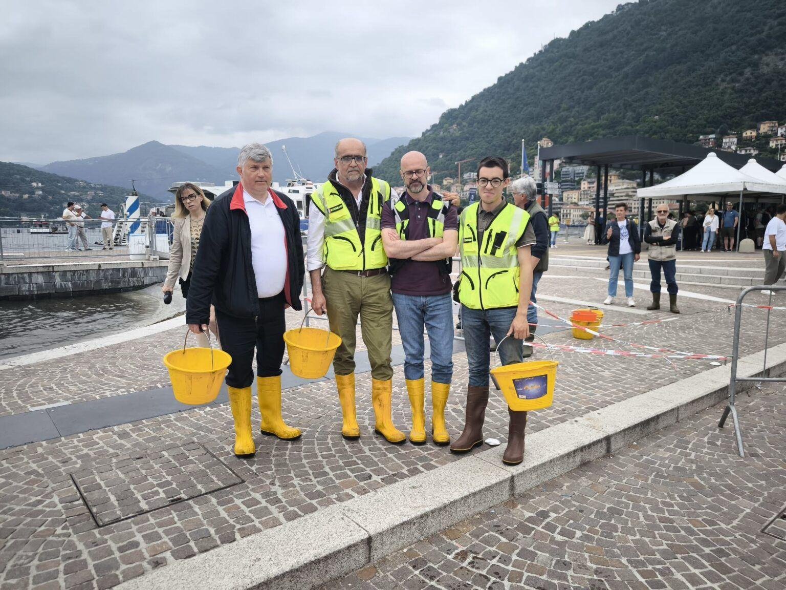 Il lungolago di Como allagato, la provocazione dei sindaci contro Rapinese: “Adesso lo svuotiamo noi coi secchi”