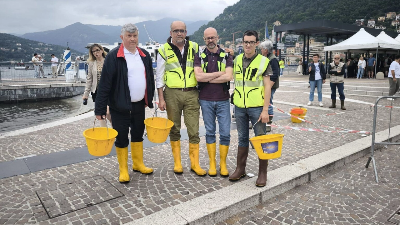 Il lungolago di Como allagato, la provocazione dei sindaci contro Rapinese: “Adesso lo svuotiamo noi coi secchi”