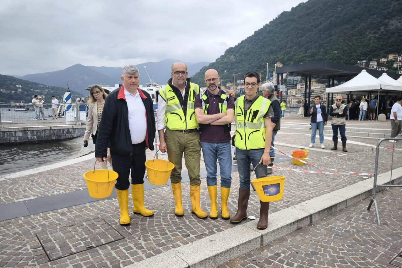 I sindaci "armati" di secchi oggi sul lungolago di Como