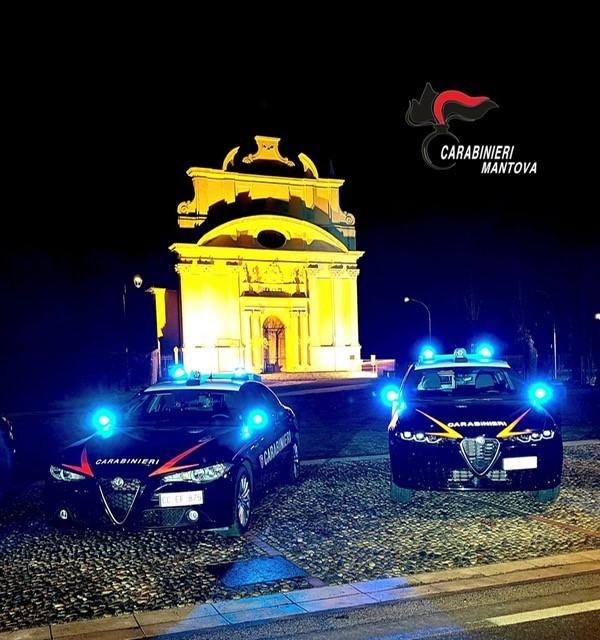 rubano capi d8217abbigliamento per 4mila euro da un8217auto parcheggiata scoperta coppia