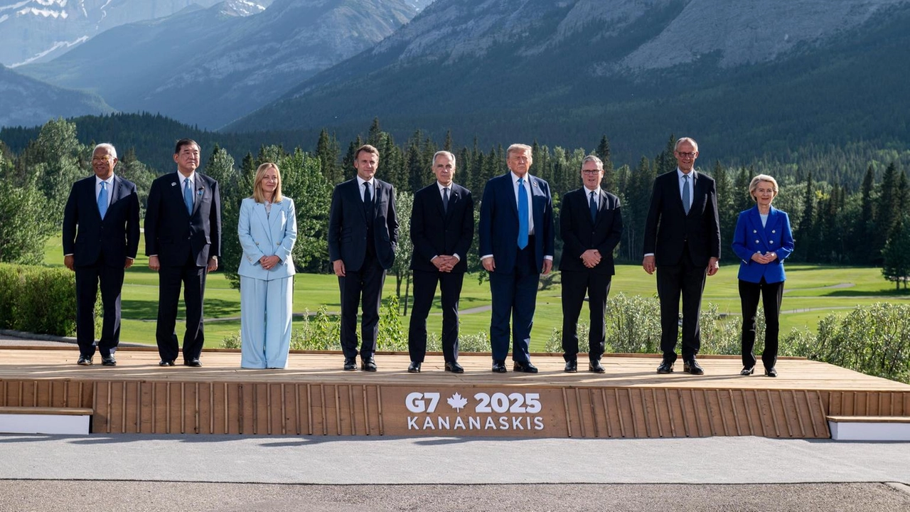 Foto di gruppo al G7 canadese con Trump presente alla cena prima di tornare alla Casa Bianca per la crisi Israele-Iran. Foto di gruppo al G7 canadese con Trump presente alla cena prima di tornare alla Casa Bianca per la crisi Israele-Iran.