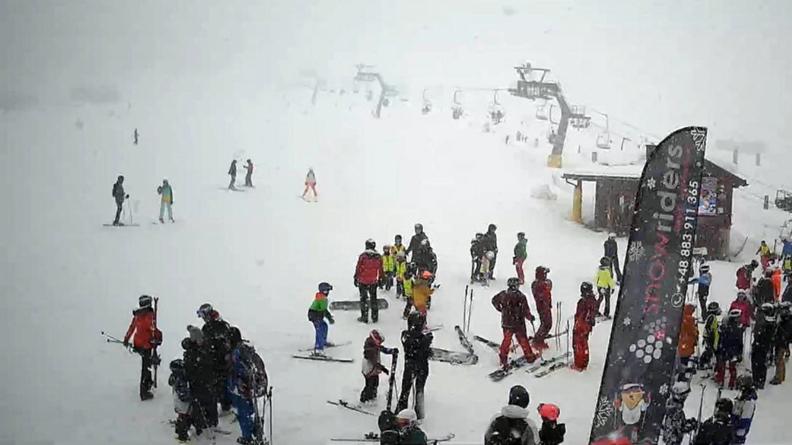 Sciatori sulle piste di Livigno, in Lombardia, sotto una bufera di neve nel giorno di Pasqua (Ansa)