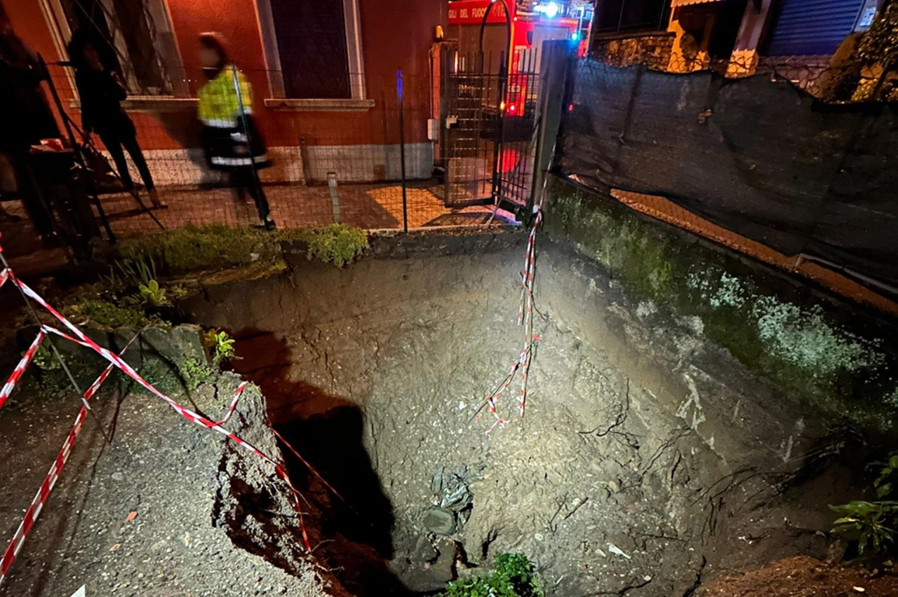 La grossa buca che si è aperta in via Cornelio Rovera a Gavirate