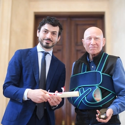 Morto il fotografo Sebastiao Salgado: “Amava profondamente Milano, perdiamo un amico”. Nel 2023 gli fu consegnato del Sigillo della città