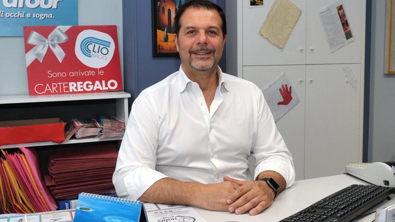 Carlo Maderna, titolare dell’agenzia Clio Viaggi, fa i conti sui prezzi delle vacanze Carlo Maderna, titolare dell’agenzia Clio Viaggi, fa i conti sui prezzi delle vacanze