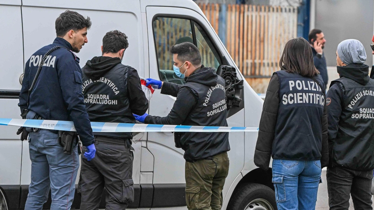 I rilievi della polizia sul furgone dove è stato ucciso Jhonny Sulejmanovic I rilievi della polizia sul furgone dove è stato ucciso Jhonny Sulejmanovic