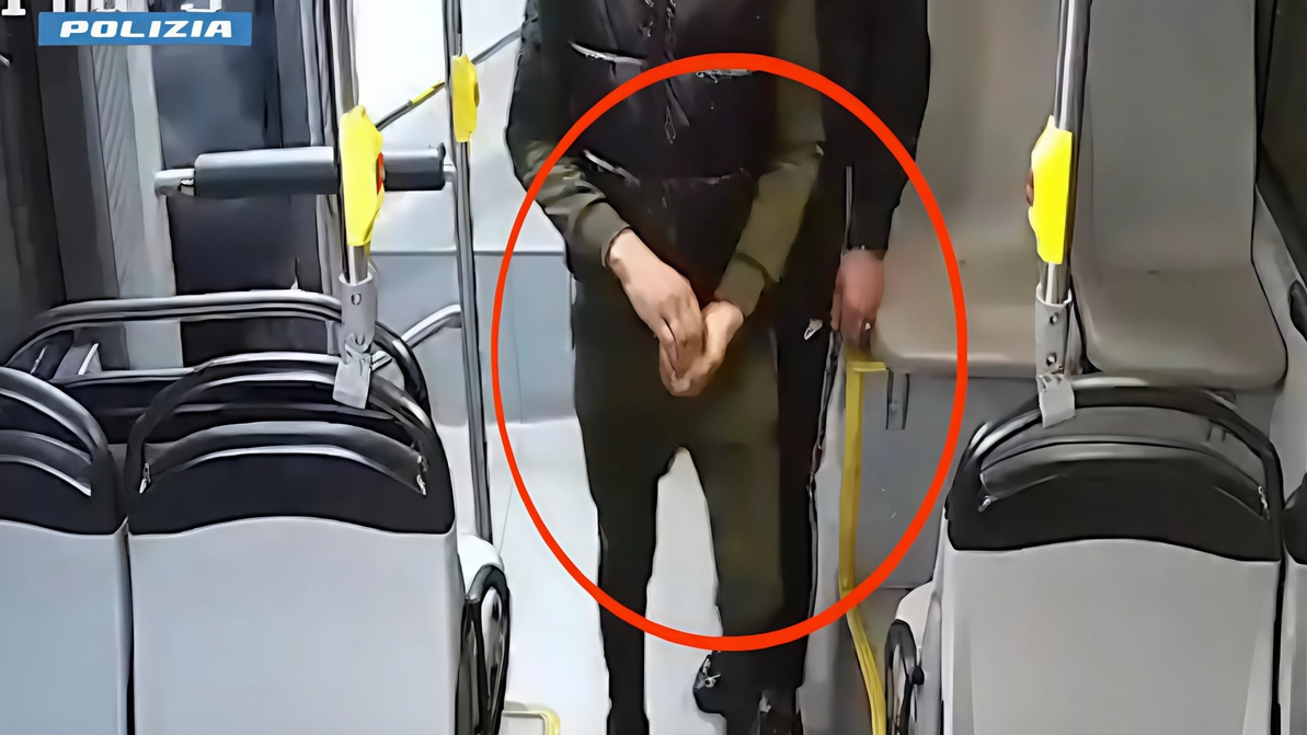 Uno dei rapinatori con la catenina appena strappata tra le mani