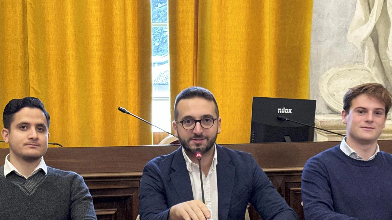 Preoccupazione per la sicurezza a Pavia: FdI e Gioventù nazionale organizzano presidio in piazza della Vittoria per chiedere maggiore controllo delle forze dell'ordine. Commercianti e studenti esprimono timori. Preoccupazione per la sicurezza a Pavia: FdI e Gioventù nazionale organizzano presidio in piazza della Vittoria per chiedere maggiore controllo delle forze dell'ordine. Commercianti e studenti esprimono timori.