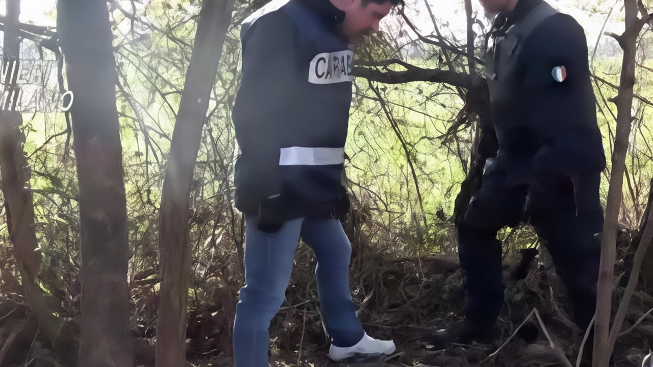 Nei boschi del Roccolo gli scontri per il controllo delle zone di spaccio si combattono anche a colpi di mitraglietta e fucili automatici Nei boschi del Roccolo gli scontri per il controllo delle zone di spaccio si combattono anche a colpi di mitraglietta e fucili automatici