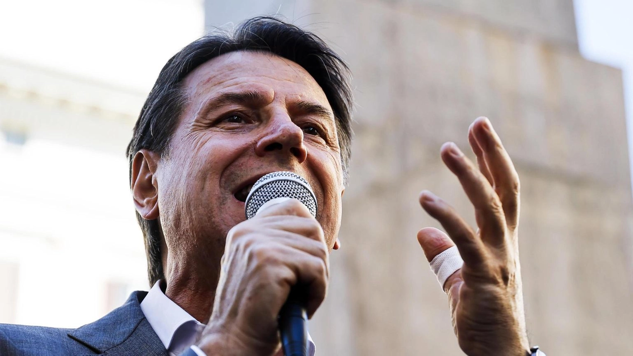 "Il piano di riarmo distruggerà la coesione interna dell'Europa. Ora ci dicono 'dobbiamo armarci e chi non può permetterselo può... "Il piano di riarmo distruggerà la coesione interna dell'Europa. Ora ci dicono 'dobbiamo armarci e chi non può permetterselo può...